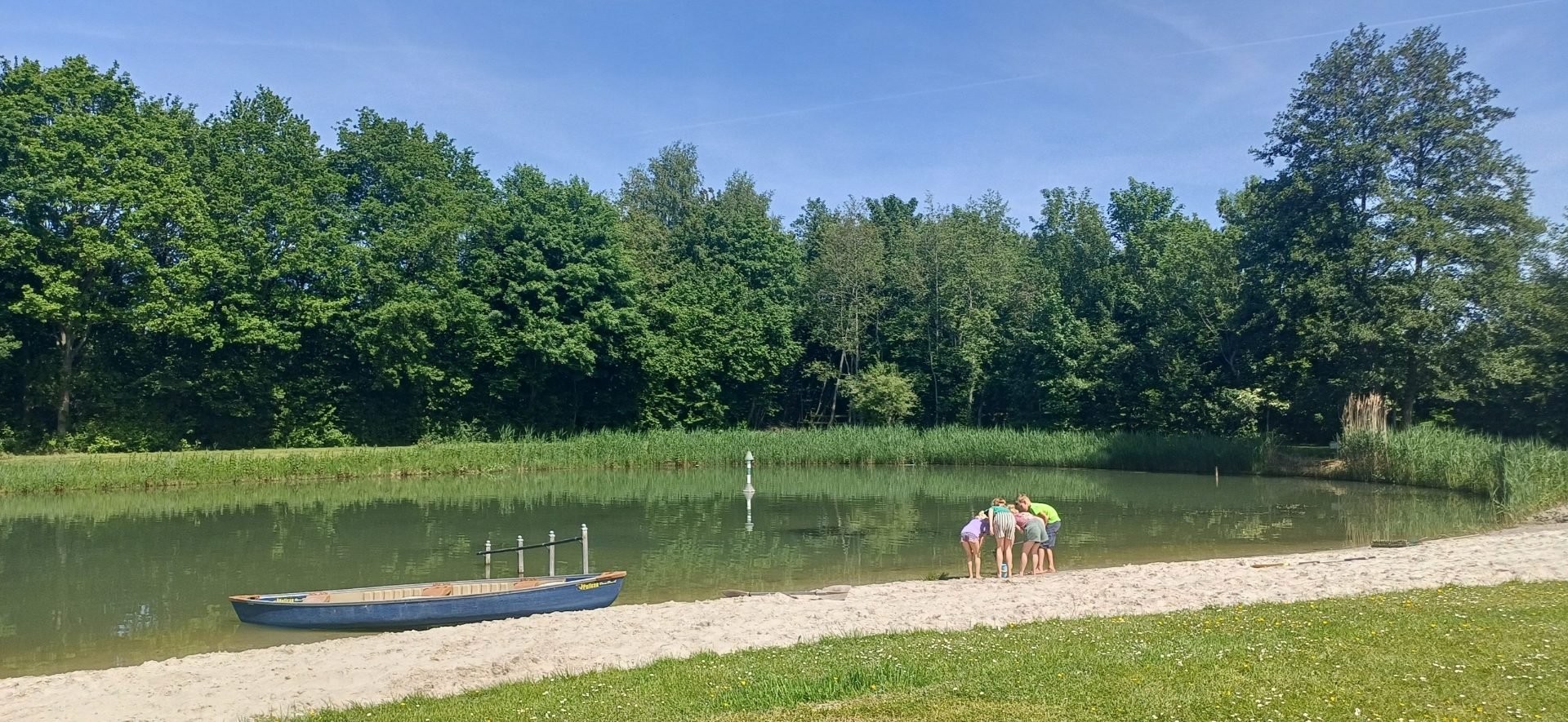 Water en strand bij hunze bulten